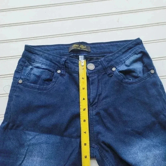 Sweet look Premium Jeans  Medium Wash Mid-rise Blue Stretch Leg 26x29 Sz XS - Picture 3 of 9